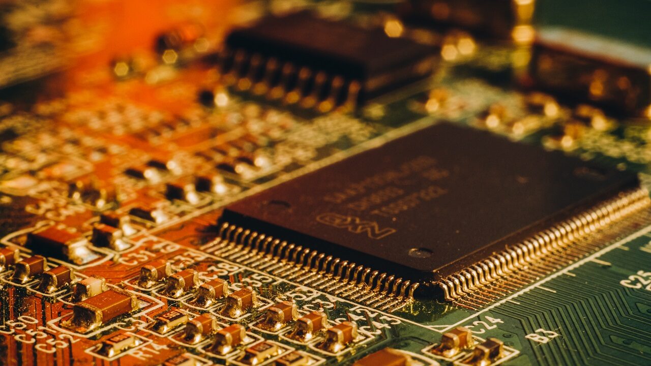 Montaż smd – co to znaczy i dlaczego jest kluczowy w elektronice?