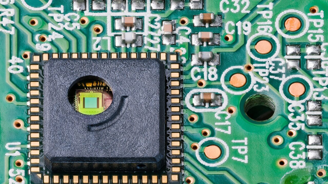Dlaczego warto inwestować w montaż SMD? Korzyści dla producentów elektroniki
